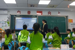 華油榮德小學(xué)開設(shè)愛英語創(chuàng)新課堂——學(xué)好實用英語，傳播中國文化